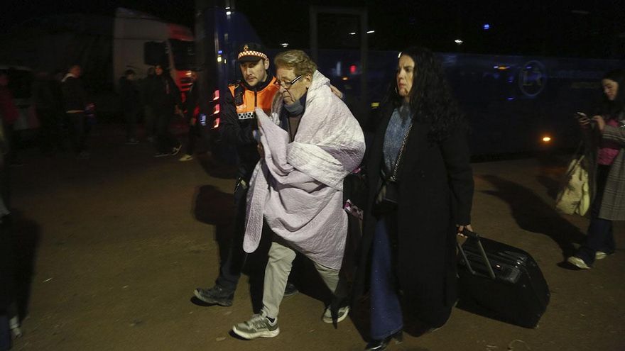 Pasajeros del tren descarrilado son trasladados a la caseta municipal de Adamuz