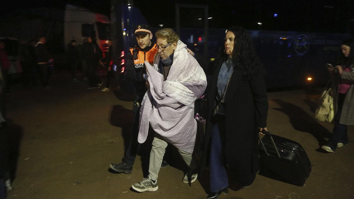 Pasajeros del tren descarrilado son trasladados a la caseta municipal de Adamuz