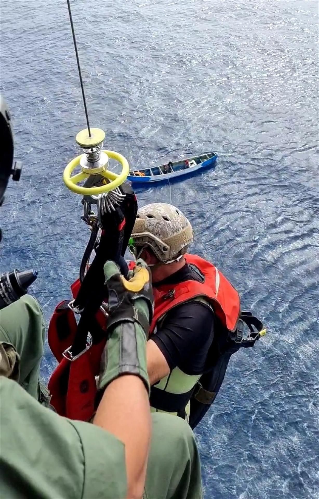 Evacuación de los tres supervivientes, dos hombres y una mujer, a los que un helicóptero de su Servicio de Búsqueda y Rescate (SAR) en Canarias rescató el lunes.
