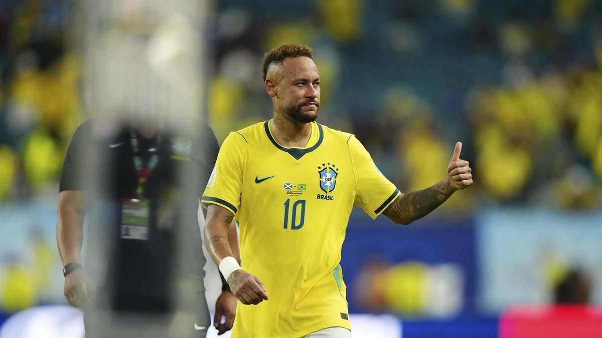 Neymar saluda a los aficionados brasileños durante el partido contra Escocia.