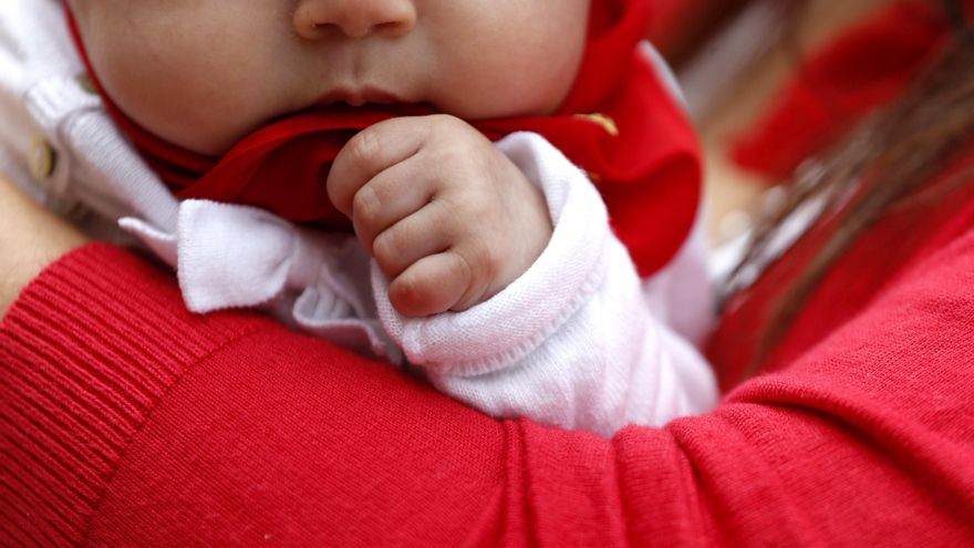 Sí, es normal que tu bebé se despierte muchas veces de noche y hay formas de mejorarlo