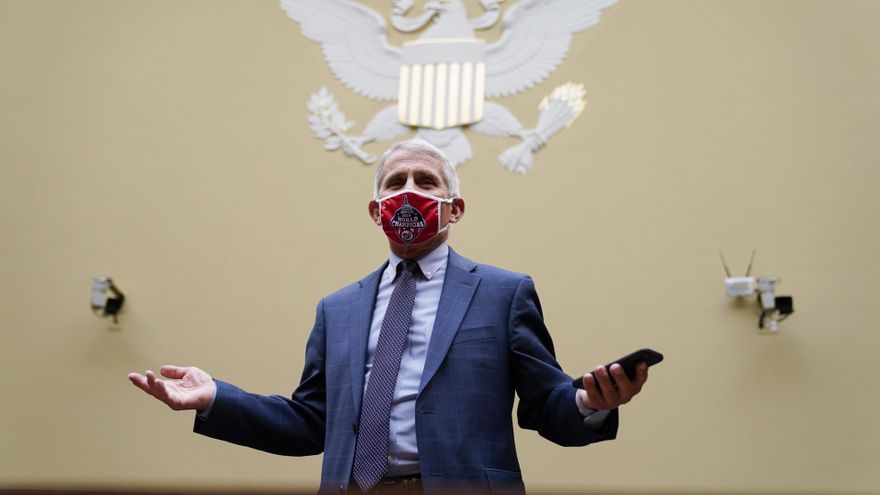 El principal epidemiólogo de Estados Unidos, Anthony Fauci, criticó la política errática del gobierno del presidente Donald Trump frente a la covid-19, y lamentó que no se usen mascarillas faciales por motivaciones políticas. EFE/EPA/ERIN SCOTT/Archivo