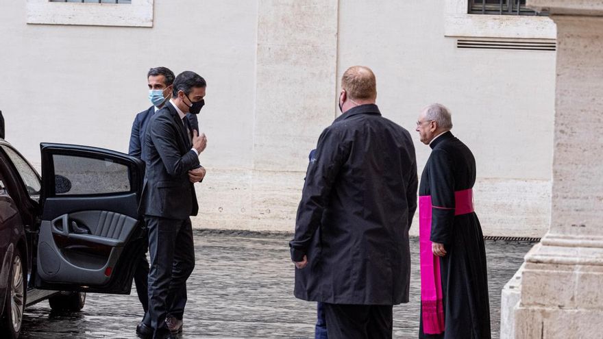 El presidente del Gobierno español, Pedro Sánchez a su llegada al Vaticano para un reunión con el papa Francisco en 2020.