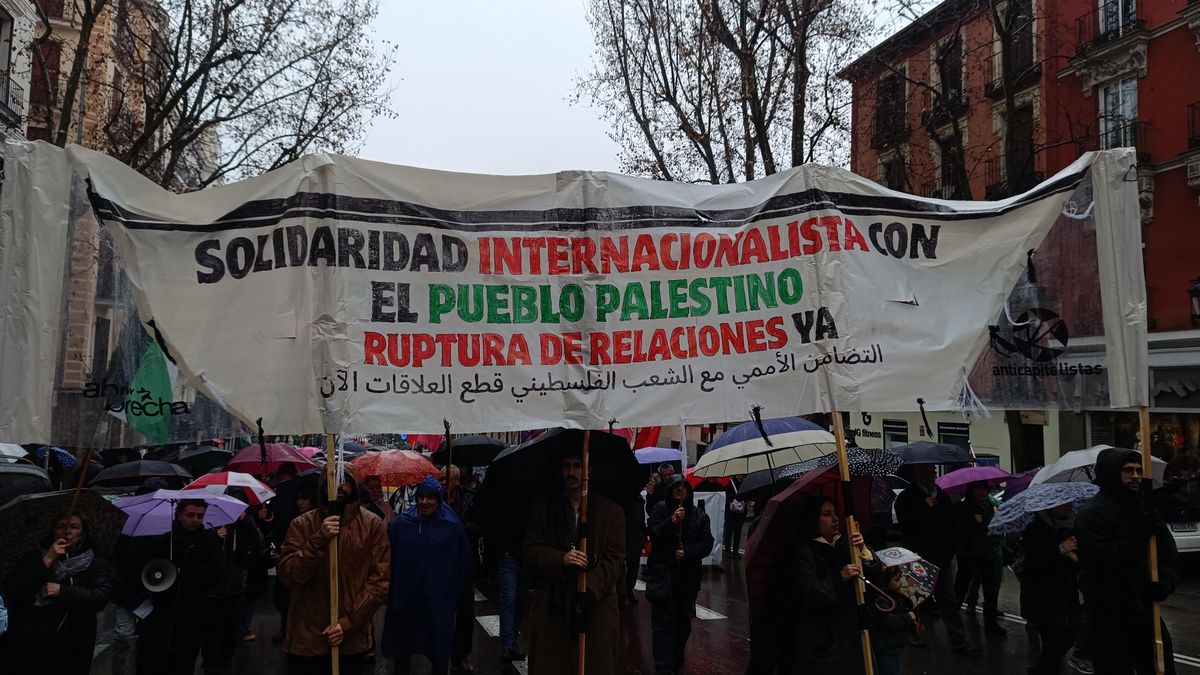 La lluvia no aplaca la solidaridad de Madrid con Palestina: “El plan de paz es neocolonial y consolida la ocupación”