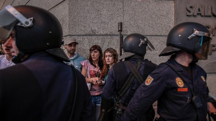 15/05/2011. Policías antidisturbios impidieron que se cortase la Gran Vía y arrinconaron a los manifestantes.