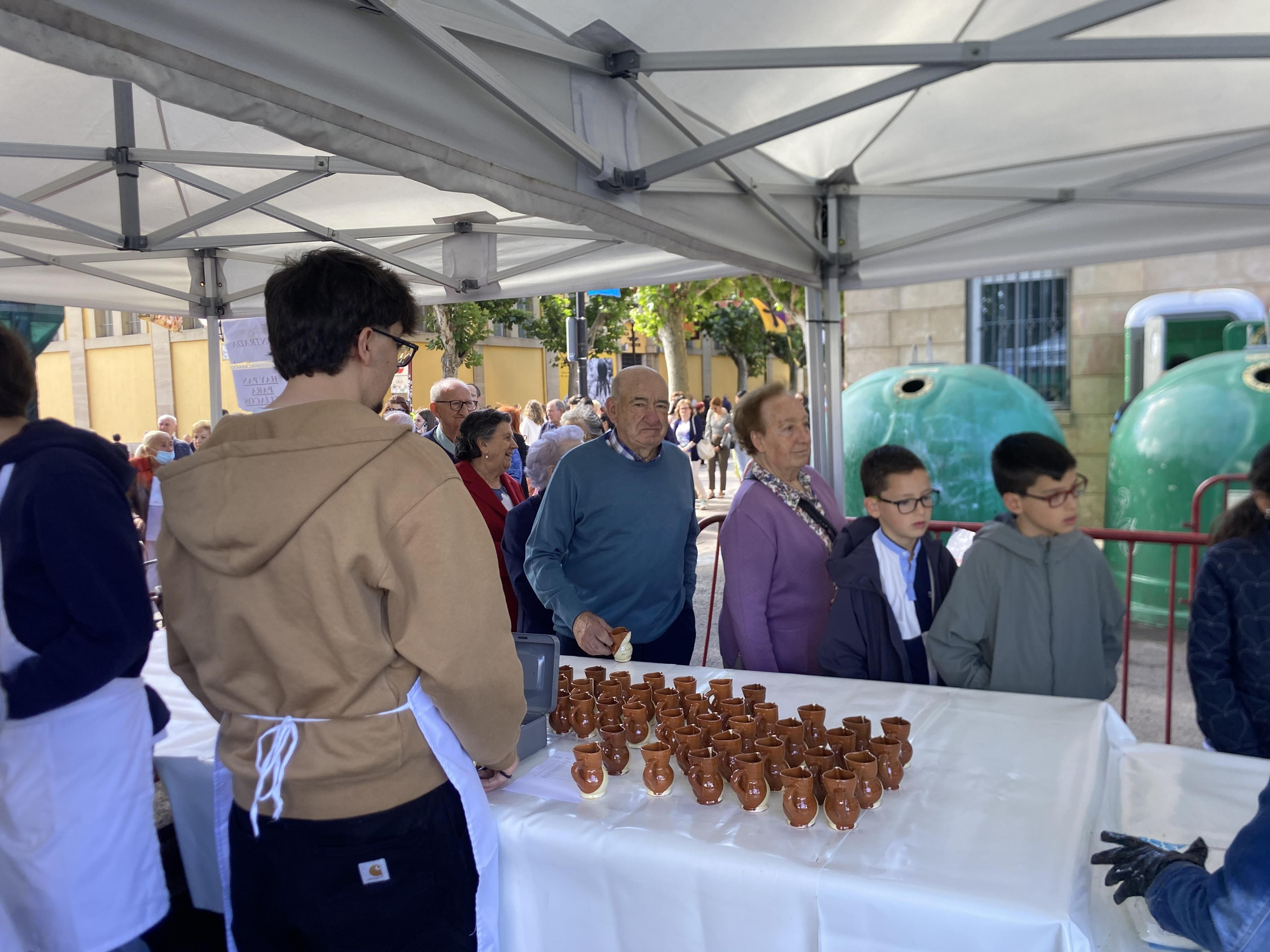 Reparto del pan, el pez y el vino por San Bernabé en Logroño