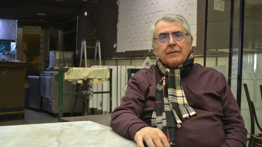 Rafael Prado, en el interior de su local | N.C.