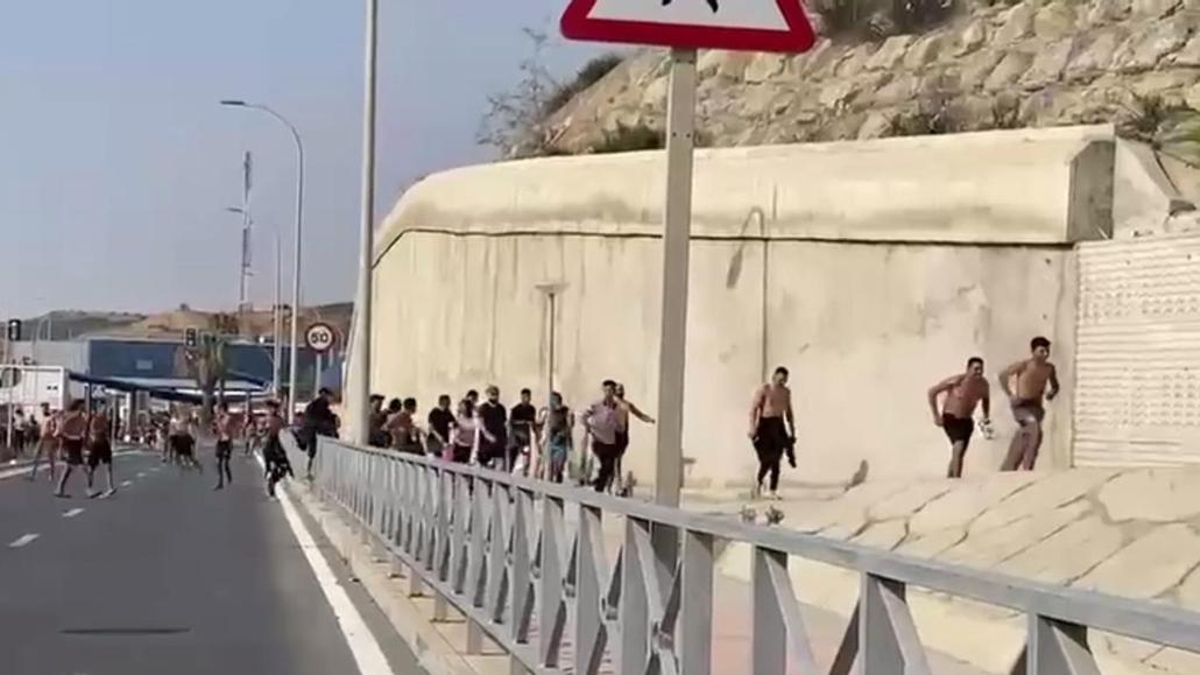 Cientos de personas migrantes escapan a la carrera de un centro de la Guardia Civil en Ceuta