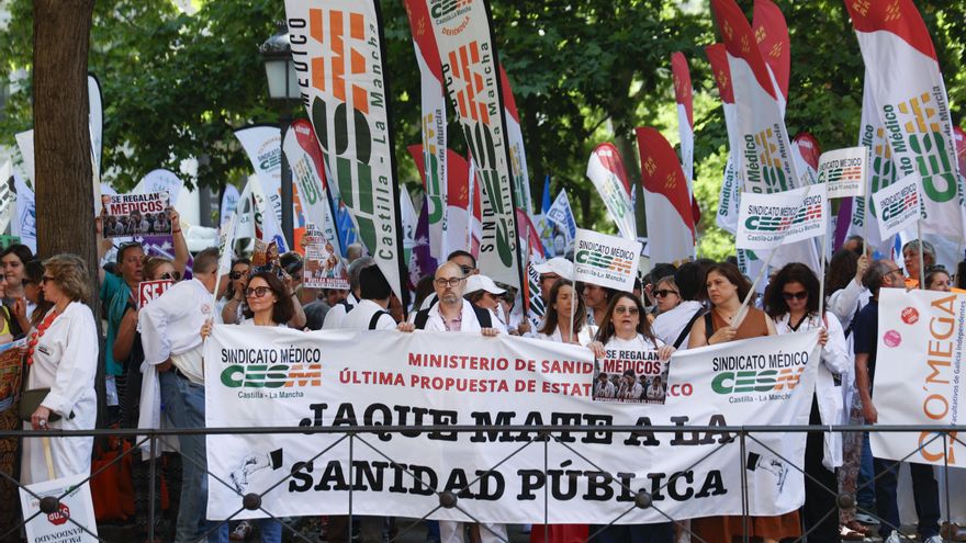 Los sindicatos médicos convocarán una huelga indefinida tras el verano ante la "ausencia total de propuestas" de Sanidad