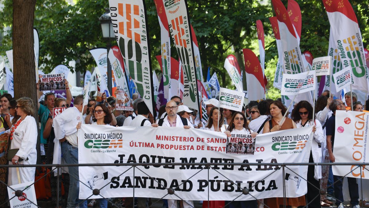 Los sindicatos médicos convocarán una huelga indefinida tras el verano ante la "ausencia total de propuestas" de Sanidad