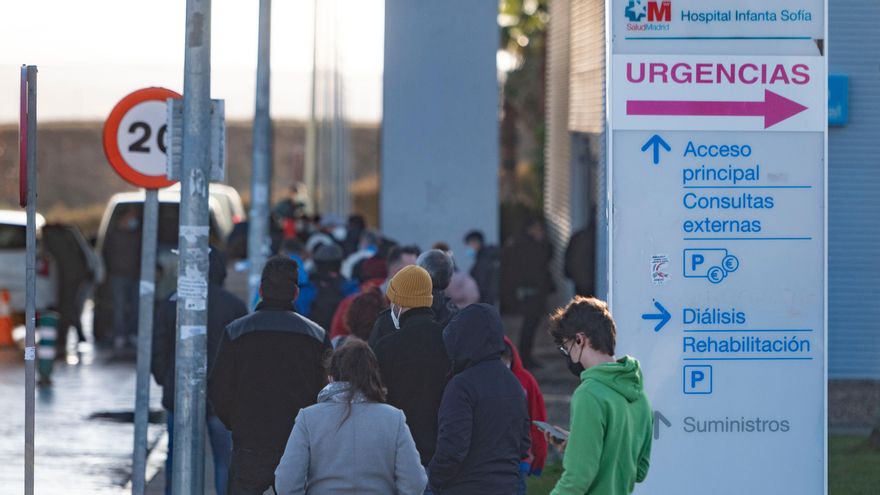 Varias personas esperan la cola para hacerse test Covid-19 en el Hospital Infanta Sofía, a 27 de diciembre de 2021, en San Sebastián de los Reyes, Madrid, (España). L