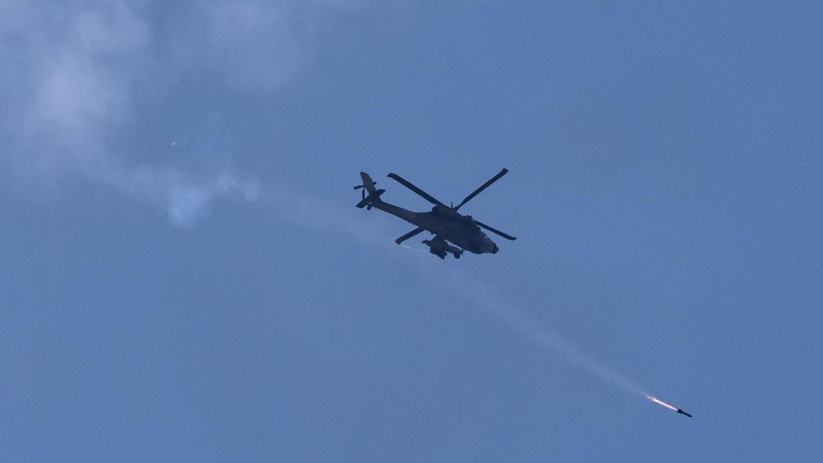 Un helicóptero israelí lanza un proyectil contra un objetivo en el sur de Líbano, el 23 de marzo de 2026.