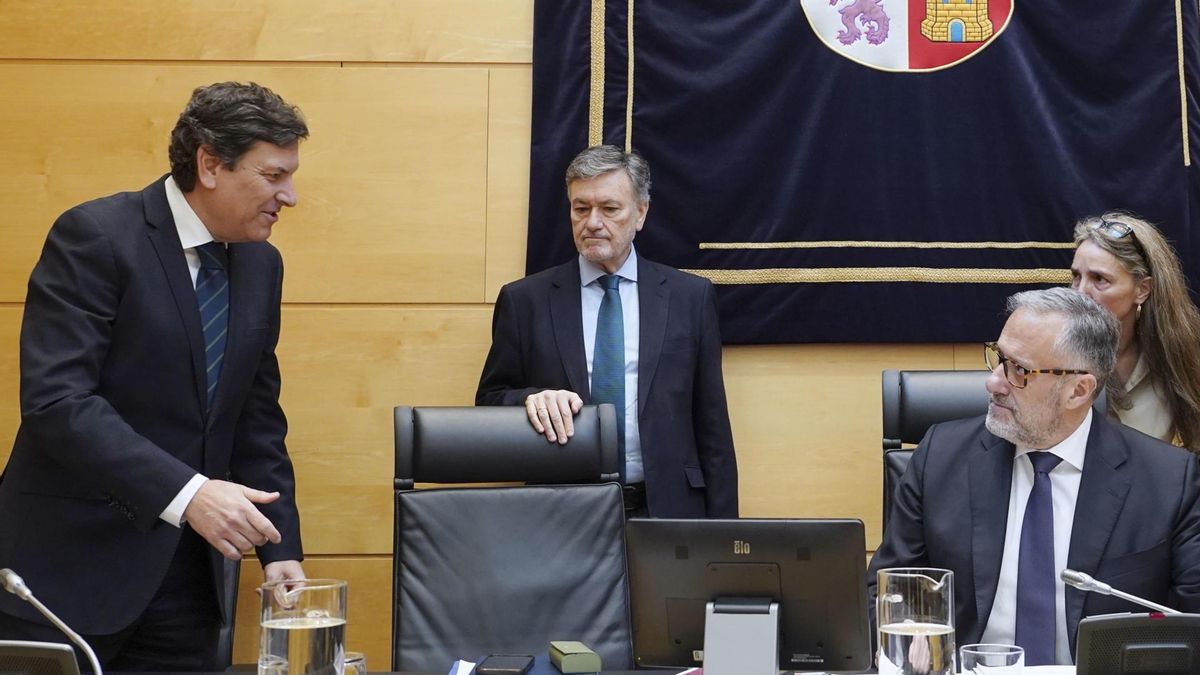 El consejero de Economía, Carlos Fernández Carriedo (i), a su llegada a la reunión de la Diputación Permanente de las Cortes de Castilla y León este lunes en Valladolid.