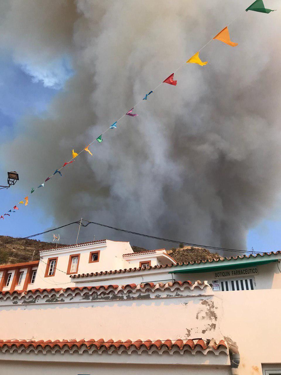 El incendio en Valleseco visto desde Artenara.