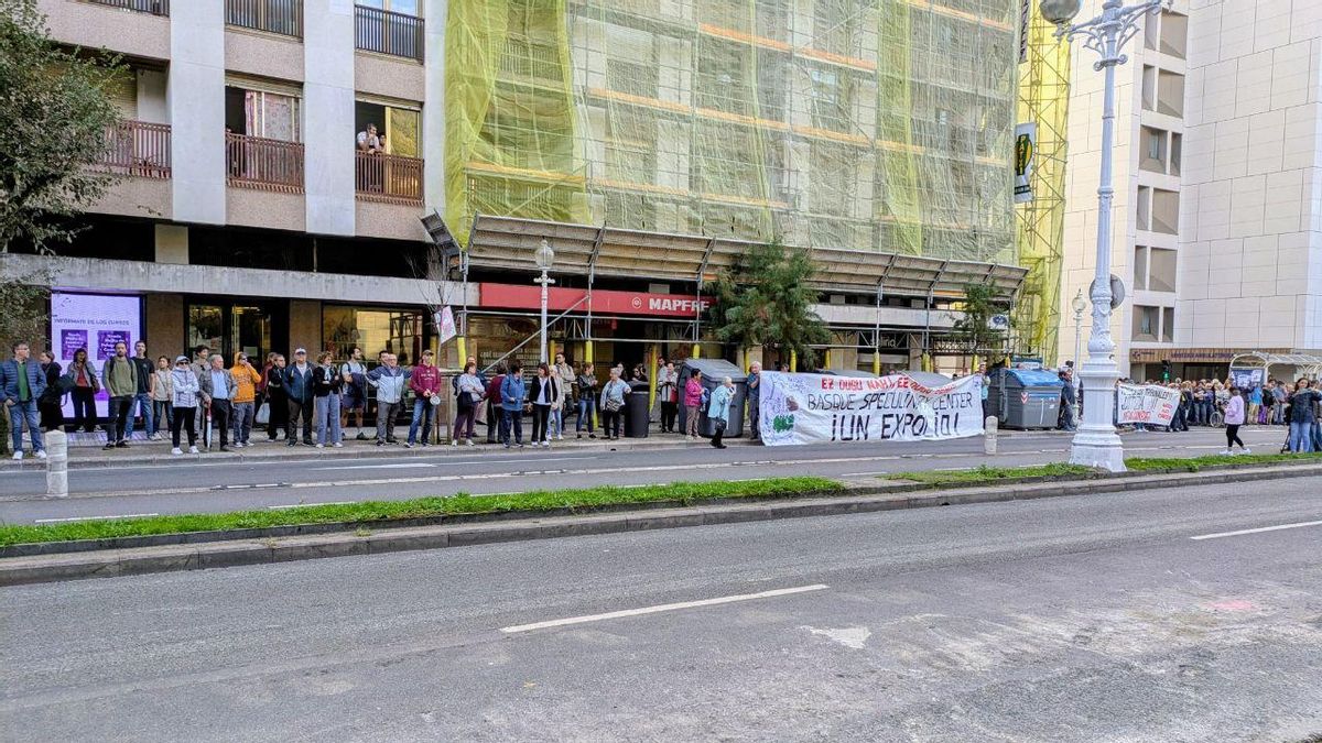 Protesta enfrente del edificio del GOe.