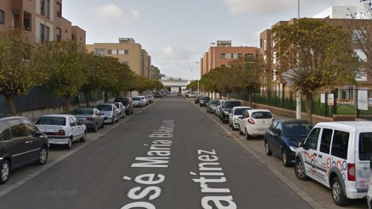 Vehículos estacionados en la calle José María Blázquez Martínez, en Mérida