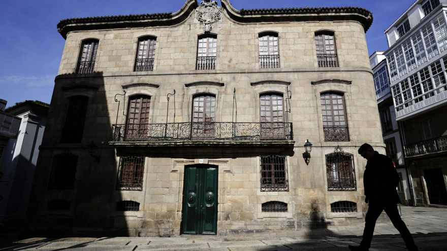 La alcaldesa de Coruña dice que recuperar la Casa Cornide “es jurídicamente más complejo”