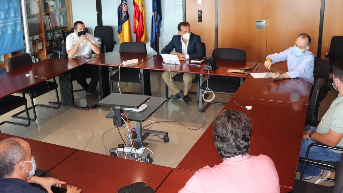 Reunión para abordar el tema de las embarcaciones de pesca interinsulares.