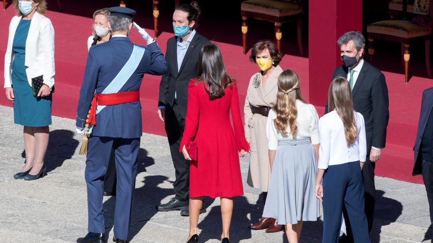 El Rey saluda al vicepresidente segundo del Gobierno, Pablo Iglesias, en el acto en el Palacio Real por el Día de la Fiesta Nacional