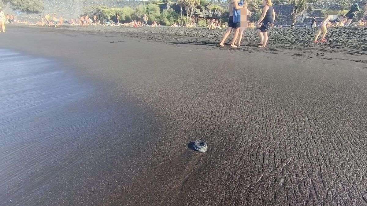 Fragmento de tubería encontrado en la arena de Playa Jardín.