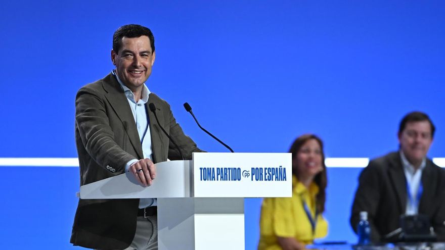 El presidente de la Junta de Andalucía, Juan Manuel Moreno Bonilla, durante la segunda jornada del Congreso del partido, en la que Feijóo será reelegido presidente de la formación y en la que se aprobarán las dos ponencias, la hoja de ruta del partido de cara a la conquista de La Moncloa, este sábado.
