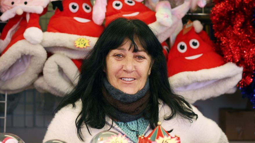 Gemma en su caseta de artículos navideños