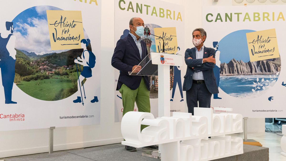 El presidente de Cantabria, Miguel Ángel Revilla, y el consejero de Industria, Turismo, Innovación, Transporte y Comercio, Javier López Marcano, presentan, en rueda de prensa, la campaña de promoción turística 'Cantabria, abierto por vacaciones'