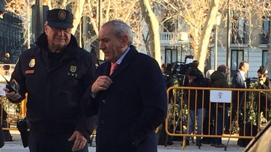 Ángel González Jiménez (d), director adjunto operativo de la Policía, en el Supremo