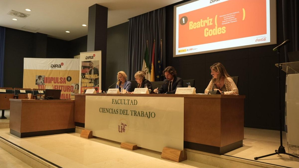 La bienvenida institucional ha contado con la participación de Milagros Martin López, decana de la Facultad Ciencias del Trabajo; Carmen Vargas, rectora de la Universidad de Sevilla; Javier González, director general de Andalucía Emprende y Beatriz Codes, directora de Comunicación de Coca-Cola