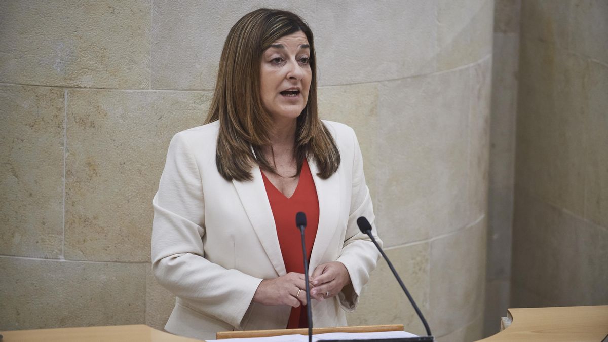 María José Sáenz de Buruaga (PP) en el Parlamento de Cantabria.
