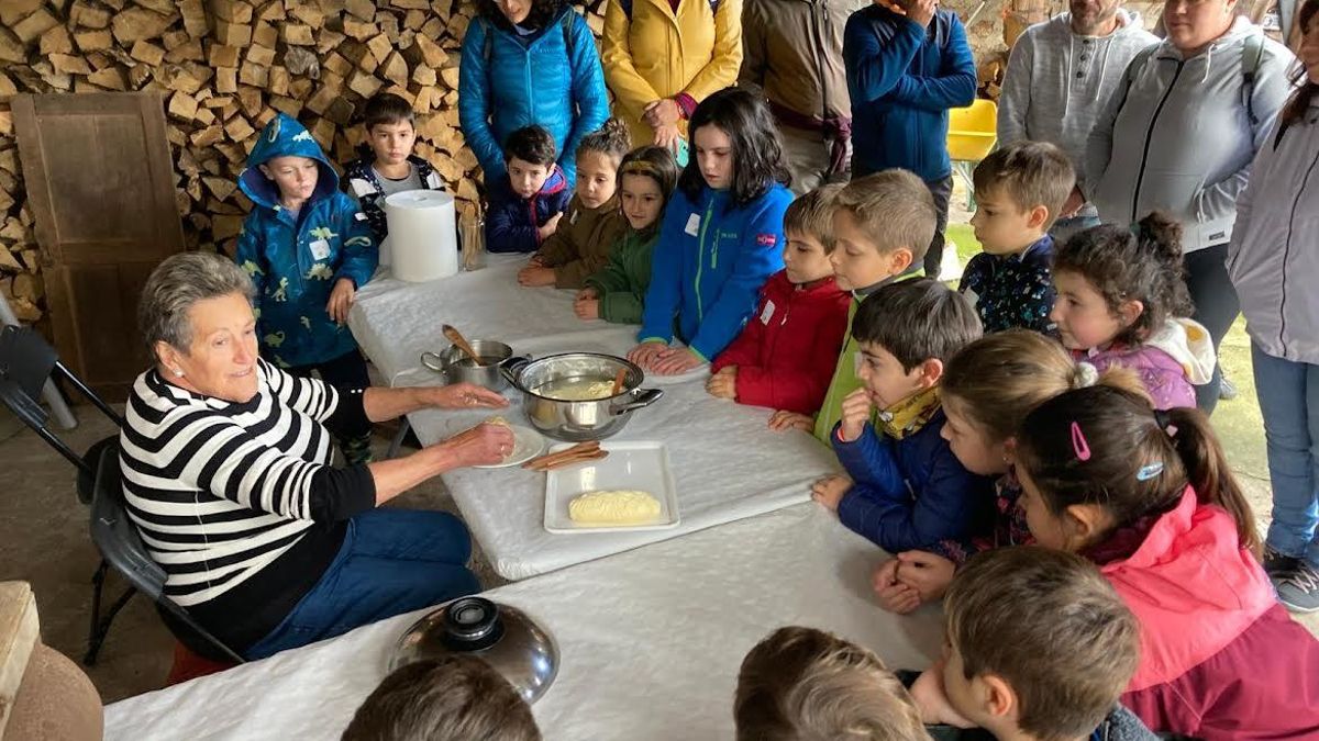 Un momento de la elaboración de manteiga con Minina, en la edición pasada, en Ambás.