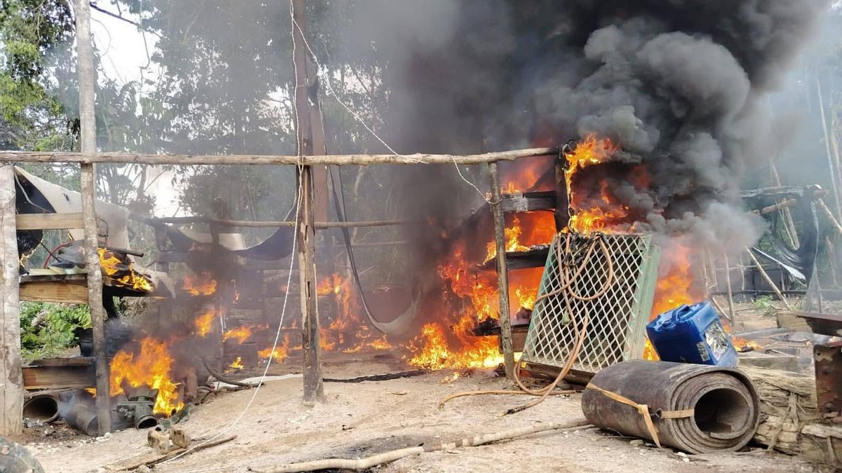 A principios de 2026, las autoridades bolivianas desbarataron un campamento de minería ilegal cerca del río Iténez, en la Amazonía. Foto: cortesía Armada de Bolivia