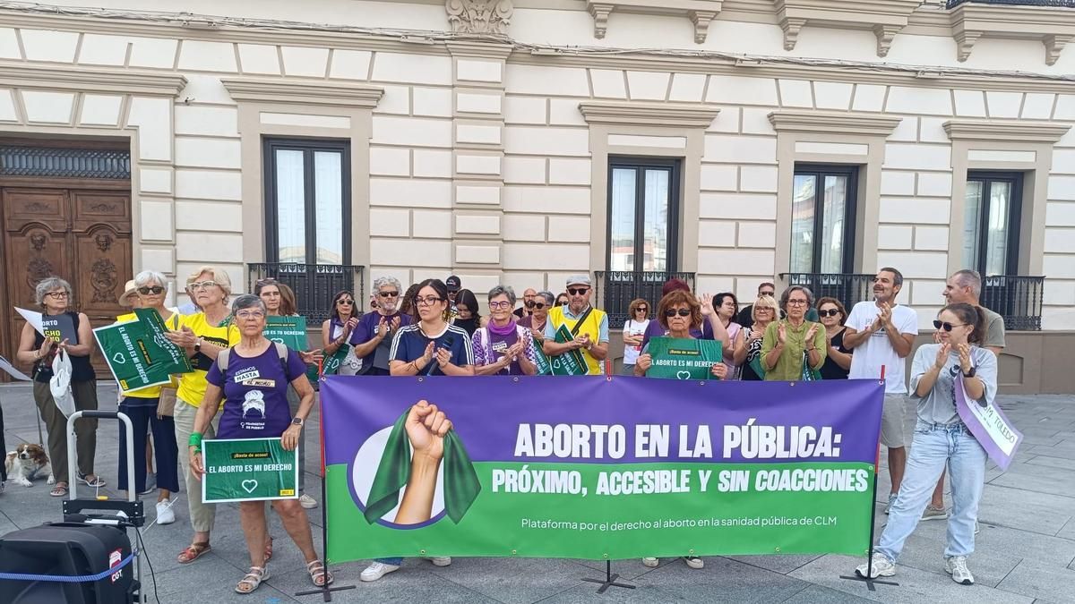 Concentración por el aborto en la sanidad pública en Alcázar de San Juan (Ciudad Real)