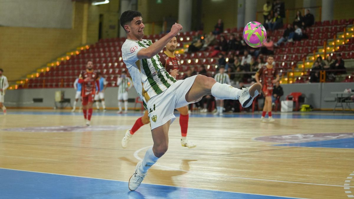 El Córdoba Patrimonio se exhibe en un plácido test de rodaje ante el Villa del Río