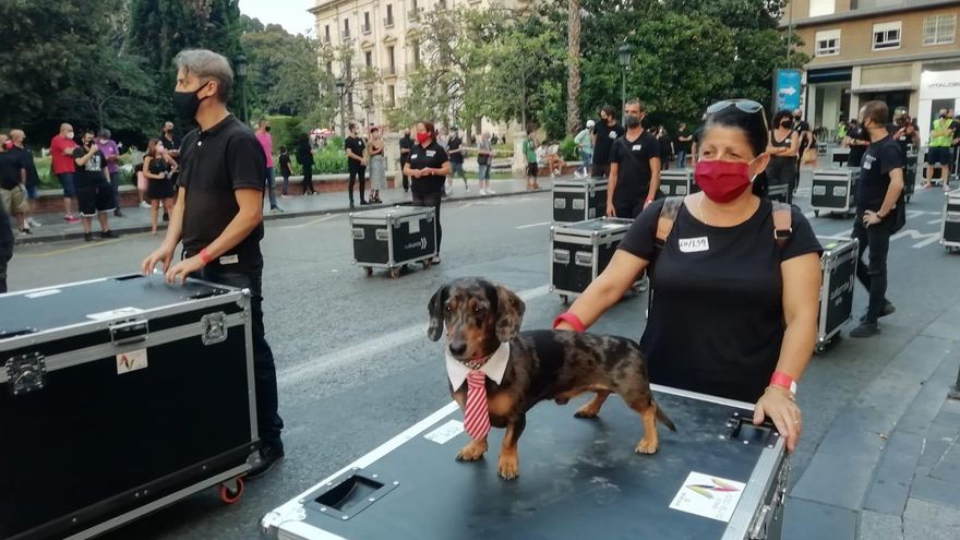 La marcha silenciosa, protagonizada por el sector de los eventos y espectáculos, ha recorrido las calles de València.