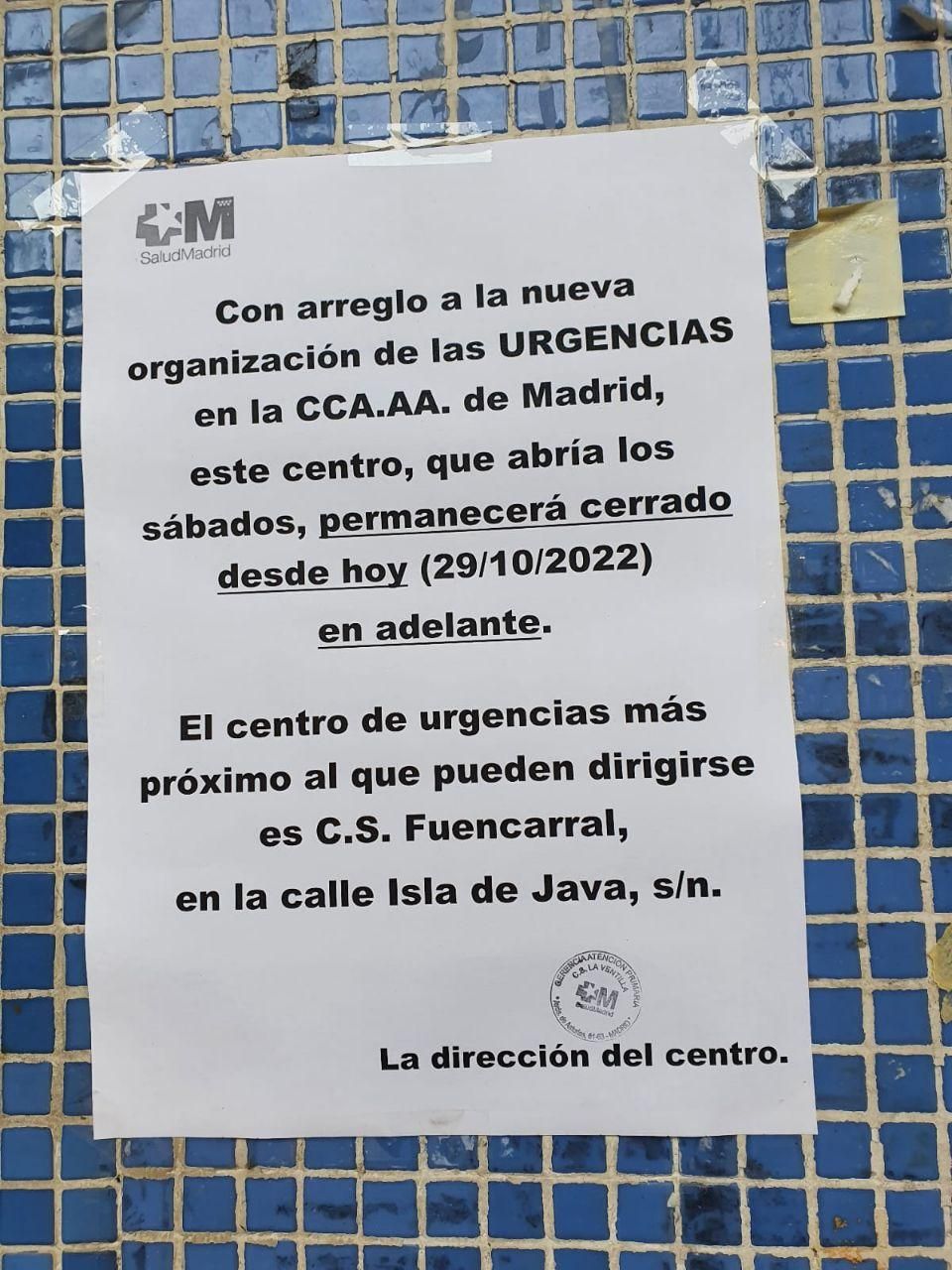 Cartel a las puertas del CS La Ventilla