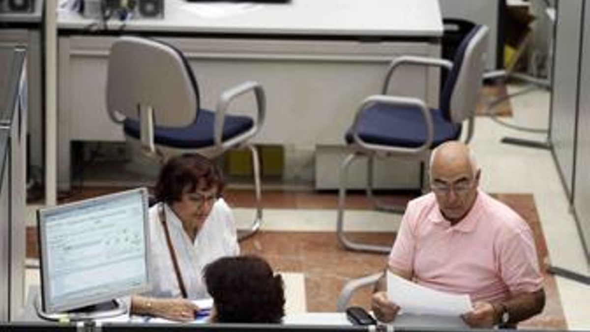 Gente haciendo la declaración de la Renta.