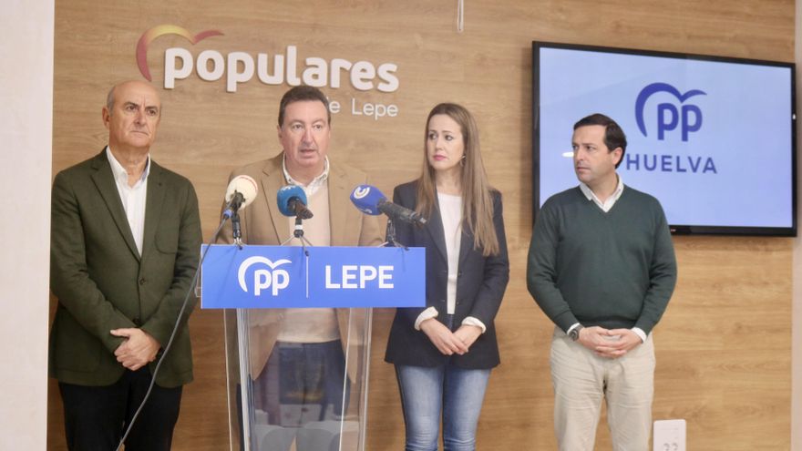 El presidente del PP de Huelva, Manuel Andrés González, junto a la diputada nacional, Bella Verano, el senador, Juan Manuel González y, el teniente alcalde del Ayuntamiento de Lepe, Javier Bueno.