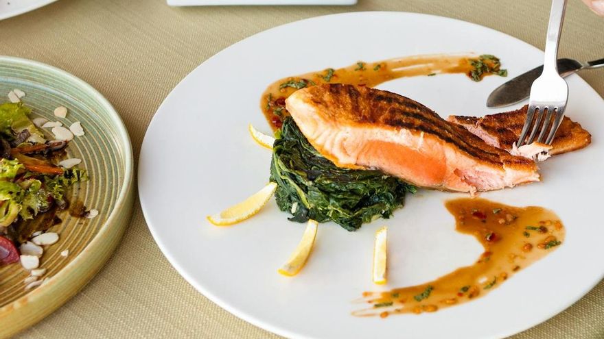 El pescado azul y las verduras de hoja verde contienen algunos de los nutrientes que nos ayudan a conciliar el sueño
