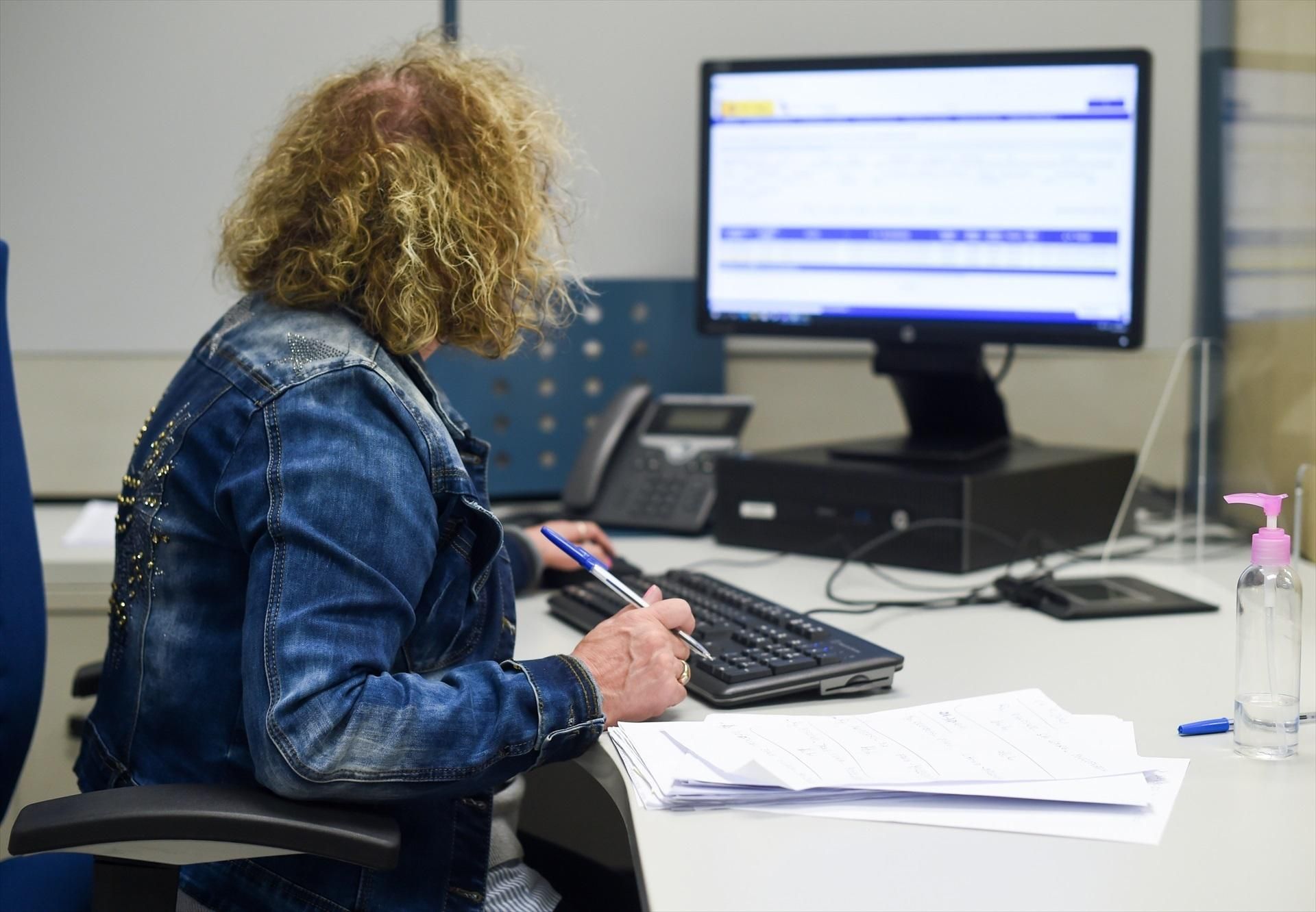 Una empleada durante su jornada laboral