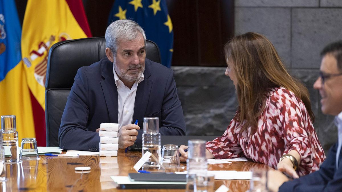 El presidente de Canarias, Fernando Clavijo, conversa con la consejera de Presidencia, Nieves Lady Barreto, al inicio de la reunión que ha celebrado este lunes el Consejo de Gobierno en Santa Cruz de Tenerife