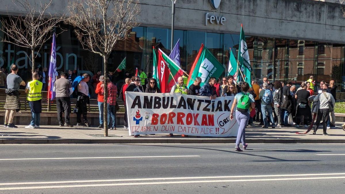 Trabajadores de La Pau concetrados frente al Hospital de Basurto de Bilbao.