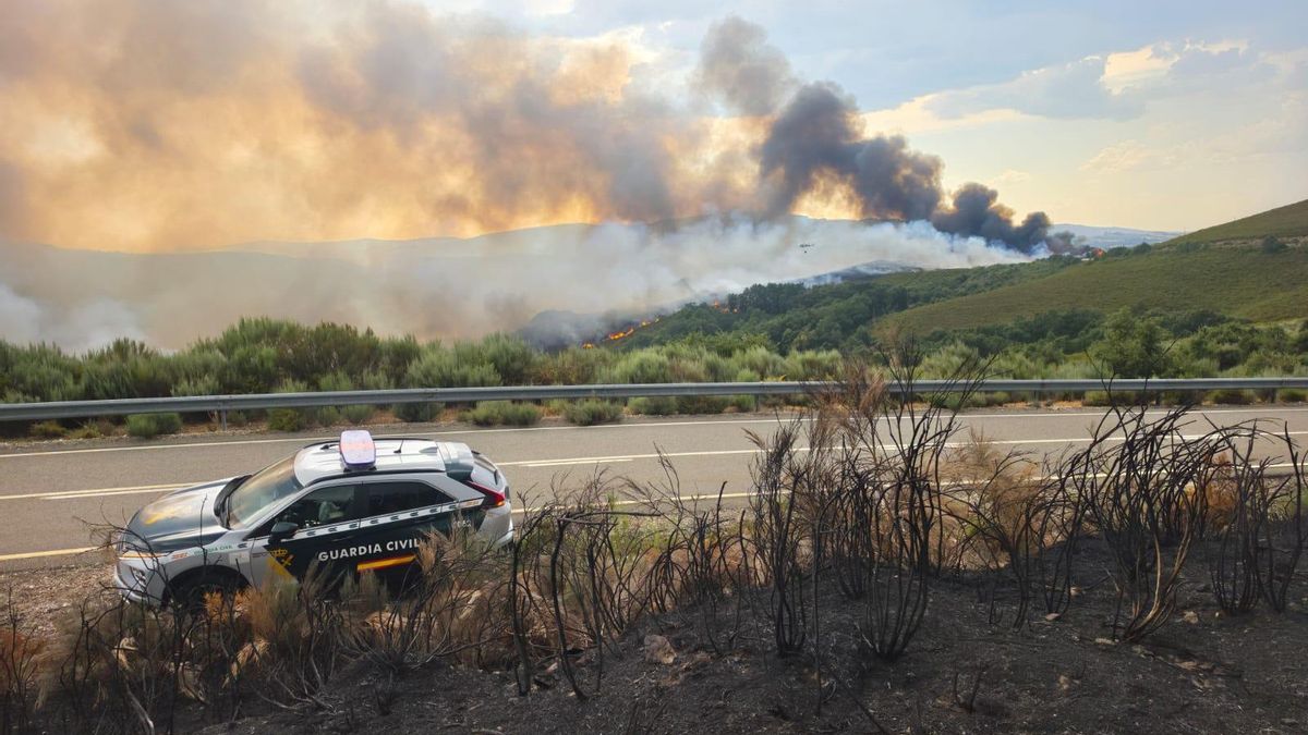 El incendio de Hermisende, en Zamora, cerca de la frontera con Portugal y Ourense, obliga a desalojar dos pueblos