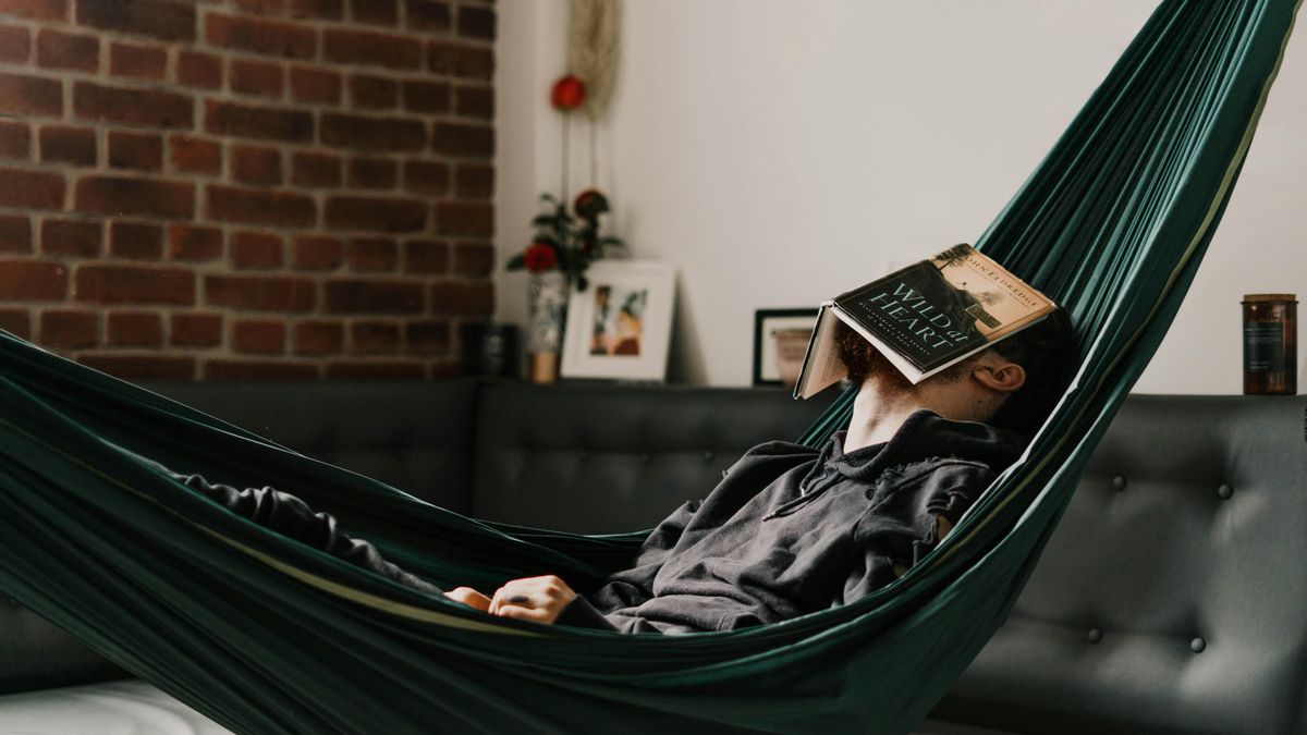 Un nutricionista explica por qué tienes sueño después de comer: "La carga glucémica de la comida ha sido excesiva"