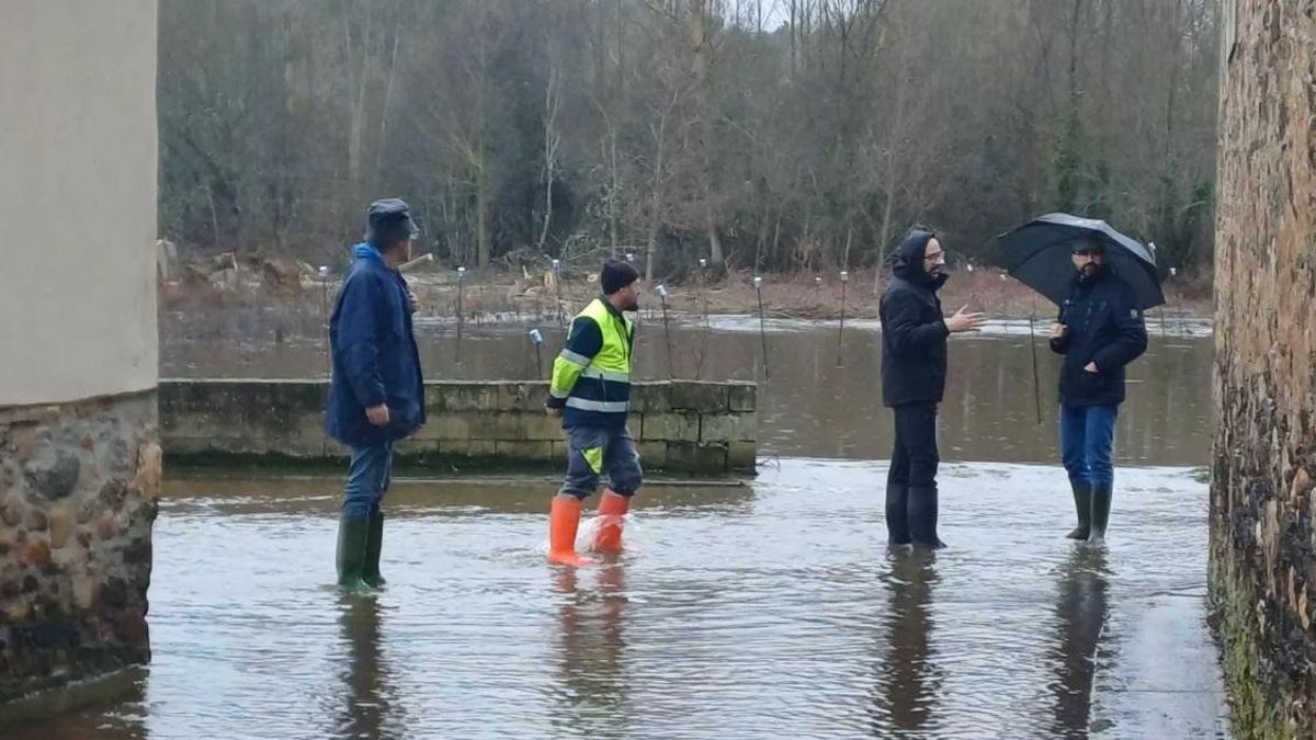 Agua en las calles de Castrillos de Cepeda en febrero del 2026