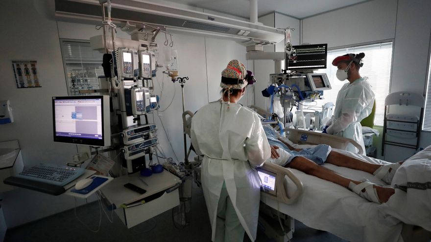 El personal sanitario recibe la Medalla de Oro de Navarra por su labor durante la pandemia: "De la conducta de cada uno depende el destino de los demás"