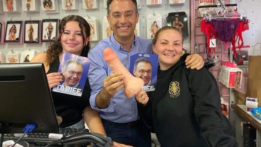El candidato del PP en Santa Cruz de Tenerife hace campaña en un 'sex shop' y acusa a otros partidos de difundir su foto sosteniendo un pene