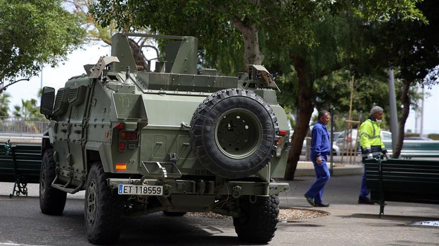 Unidad del Ejército de Tierra, realizando labores de vigilancia en la Plaza de España en Santa Cruz de Tenerife durante el confinamiento