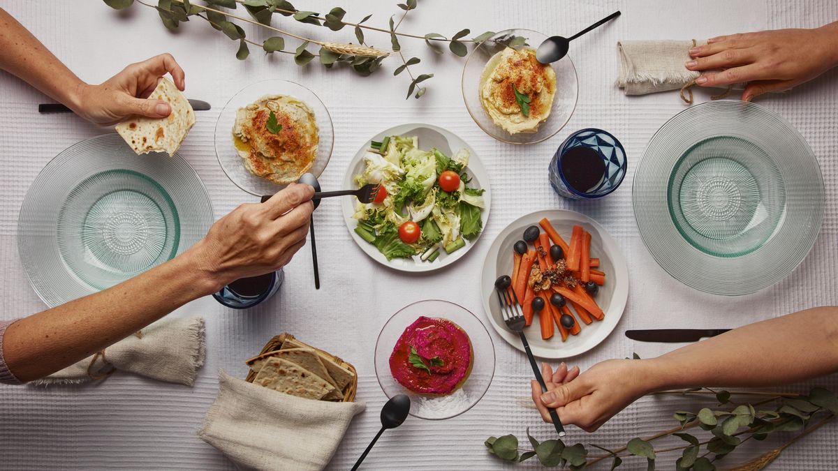Cómo la forma en que pones la mesa puede ayudarte a comer mejor