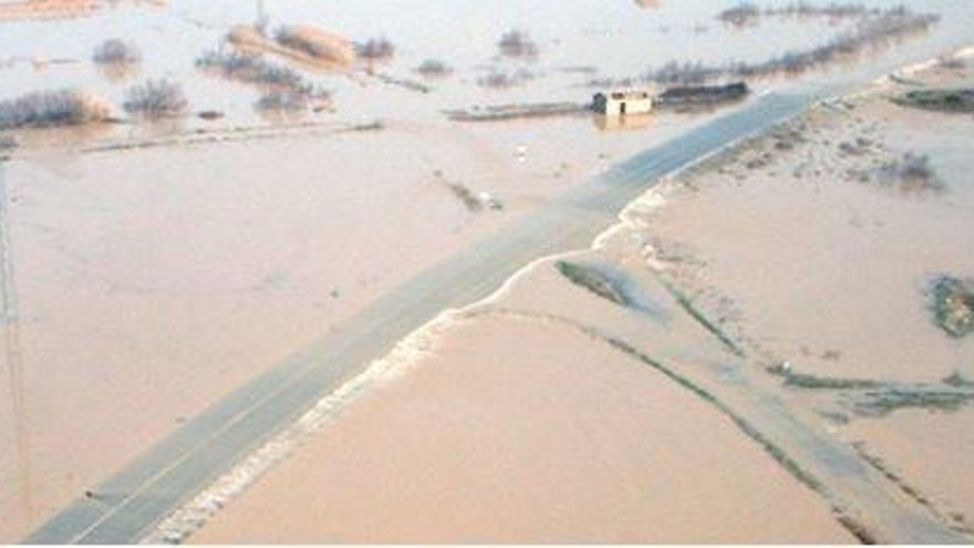 Carreteras y campos de cultivo anegados por la avenida del río Ebro en 2015
